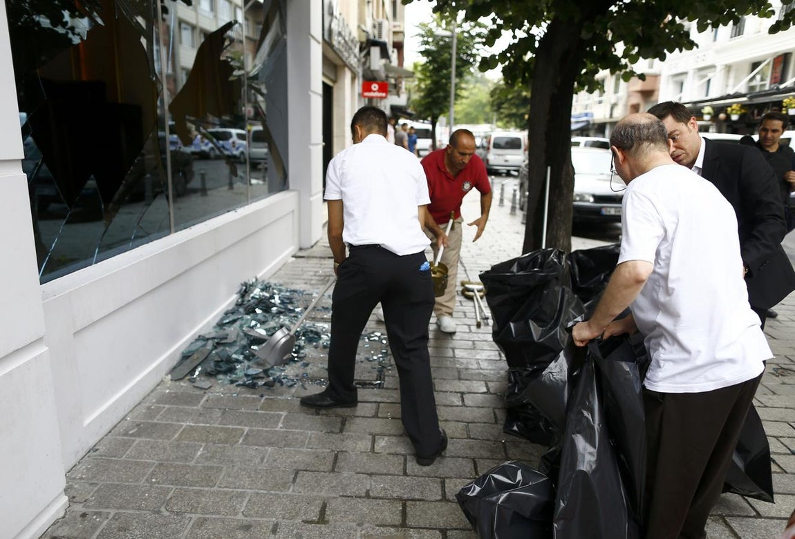 Un escaparate destrozado por la explosión de un coche bomba en una calle del centro de Estambul. 