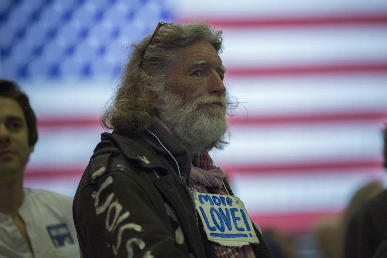 Un hombre lleva un mensaje de amor colgado del cuello durante el acto de campaña de Sanders en California. 