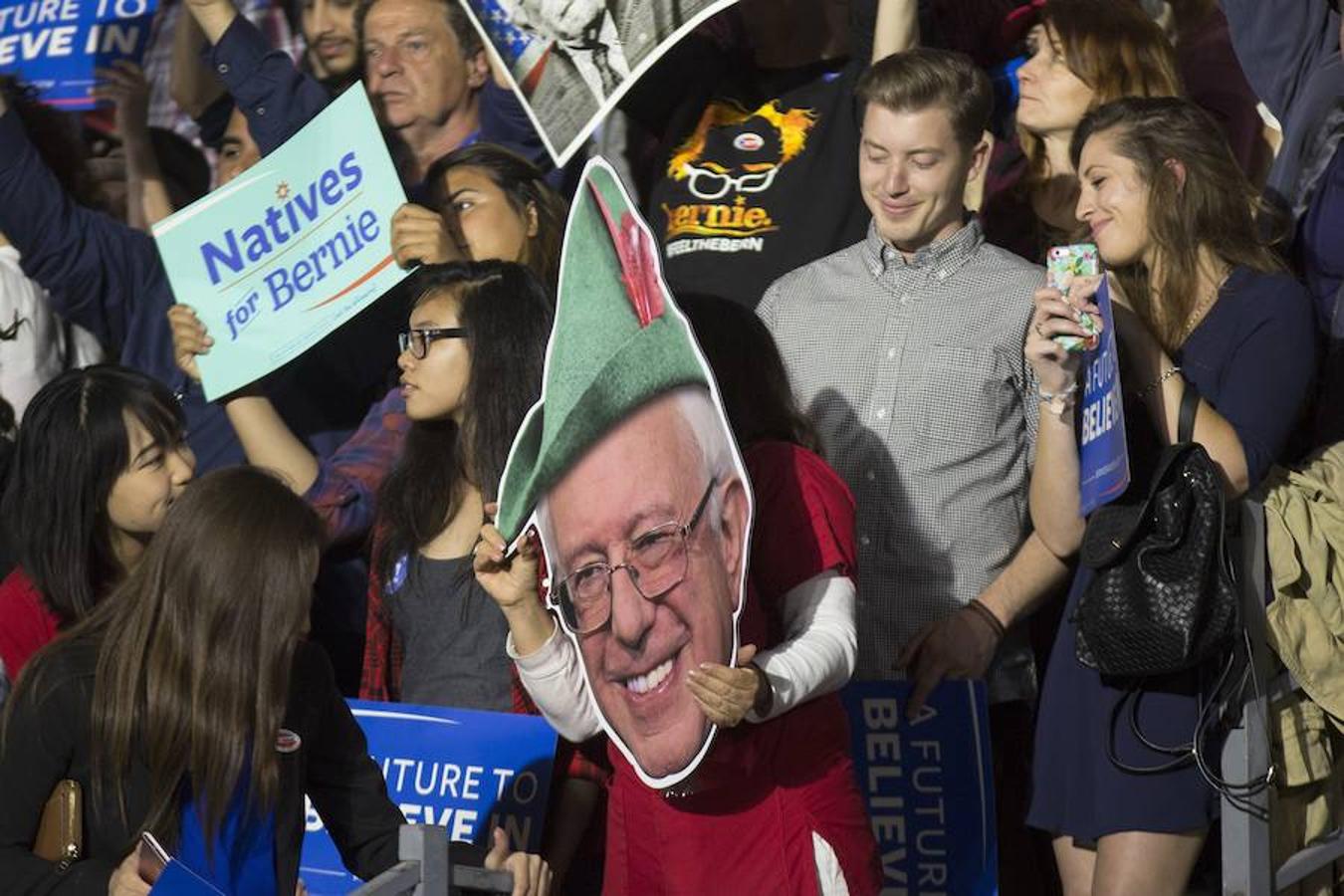 Los seguidores de Sanders animan al candidato demócrata en acto en Santa Mónica, California