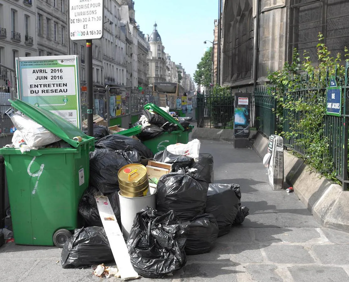 La huelga de los basureros, convocada después de que la reforma laboral de Valls y Hollande fuera aprobada por decretazo, está dañando la imagen de París
