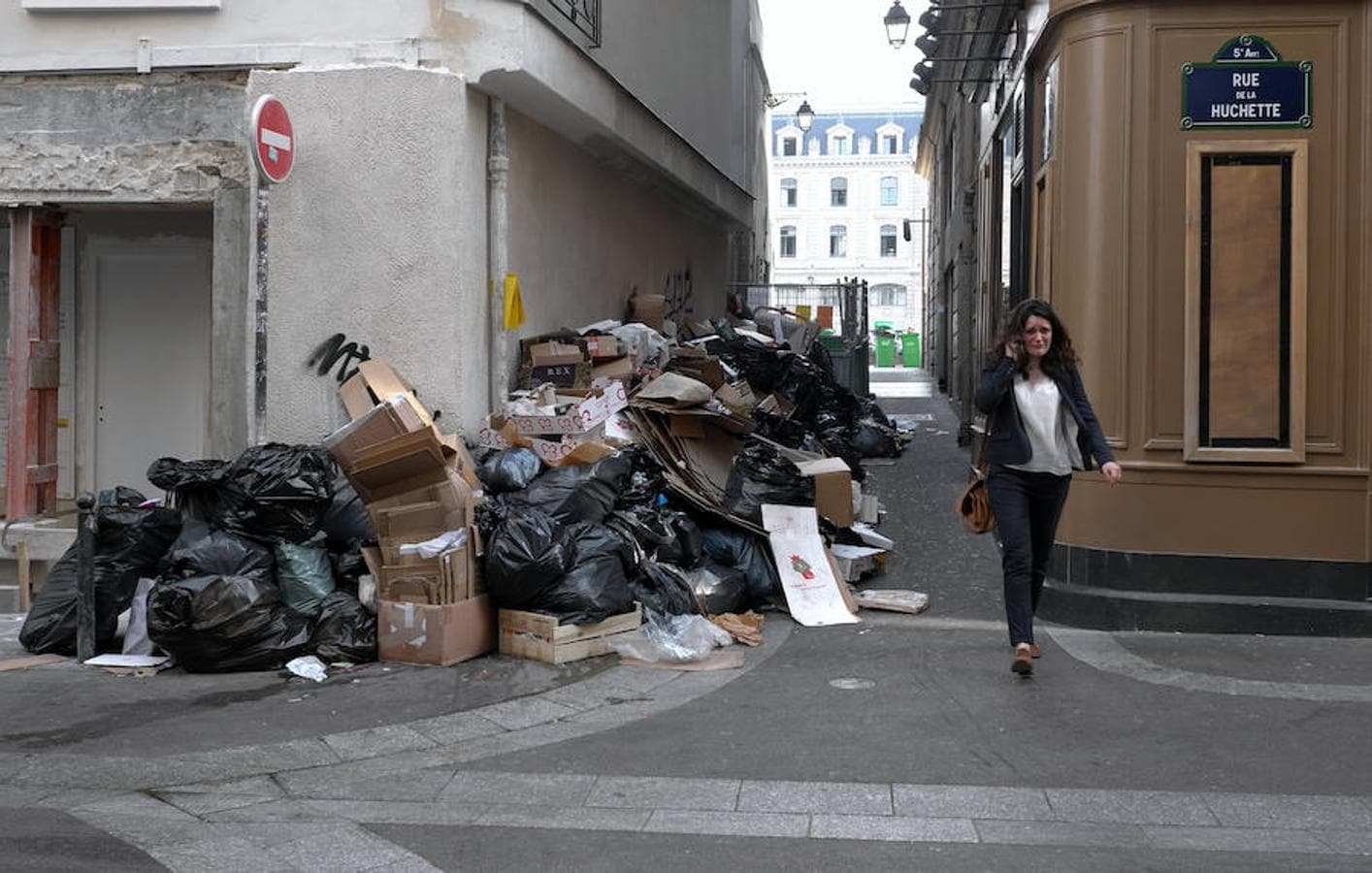 Cartones y bolsas de basura se acumulan en la céntrica «Rue de la Huchette»