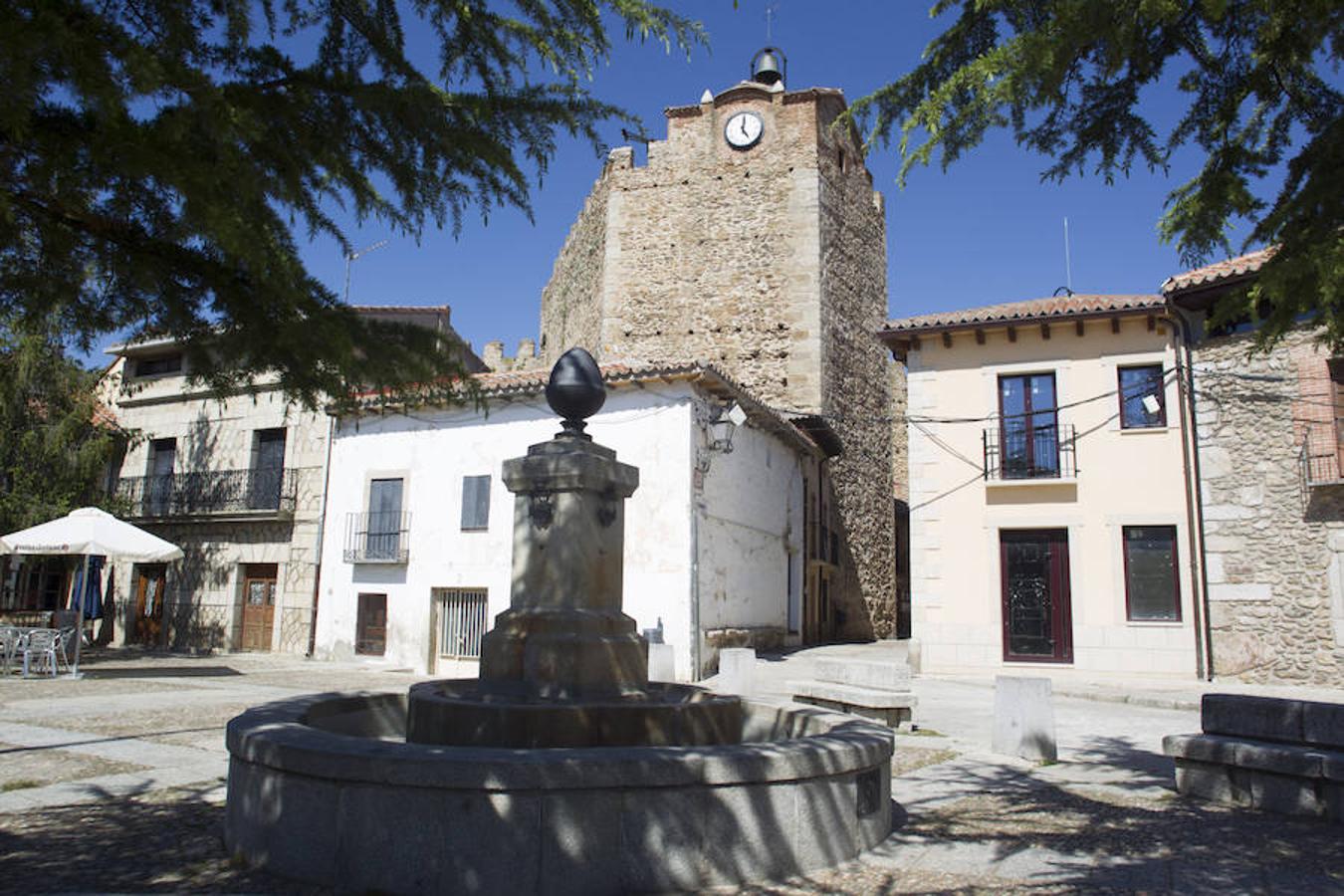 5. Plaza de la Constitución y torre del reloj de Buitrago de Lozoya