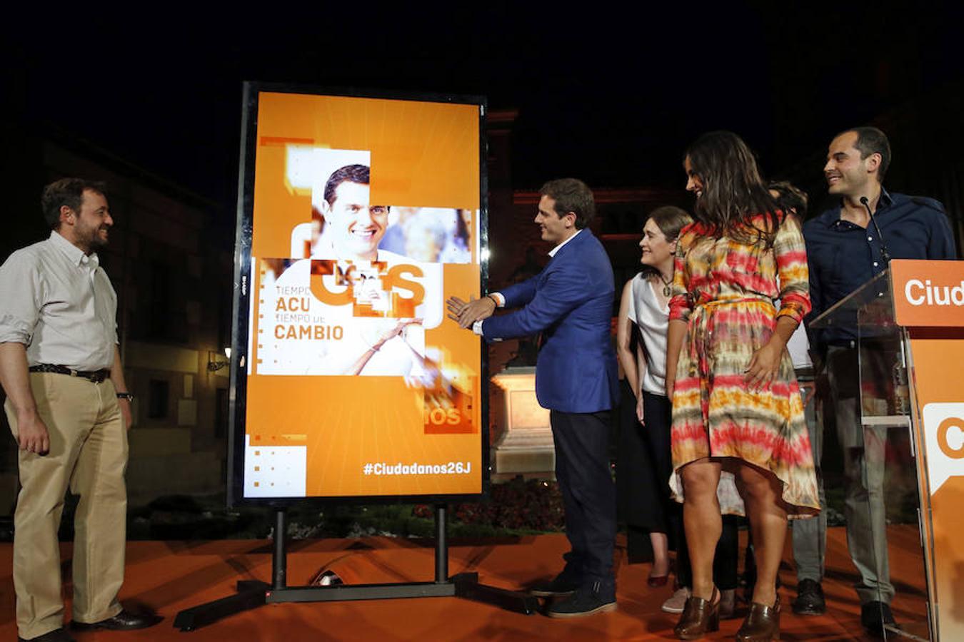 La tradicional pegada de carteles da el pistoletazo de salida a la campaña electoral del 26-J