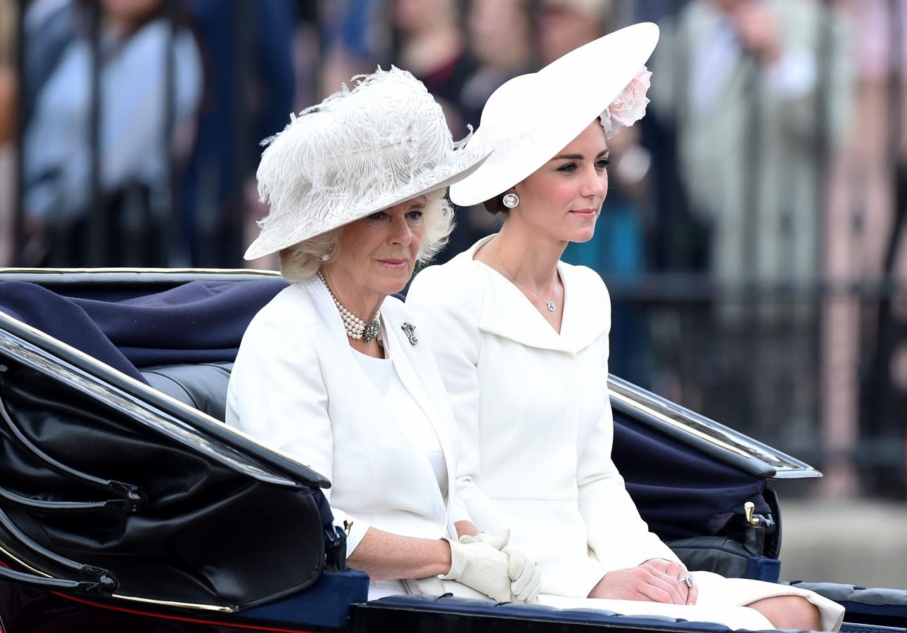 La duquesa de Cornualles y la duquesa de Cambridge vestidas de blanco para el desfile. 