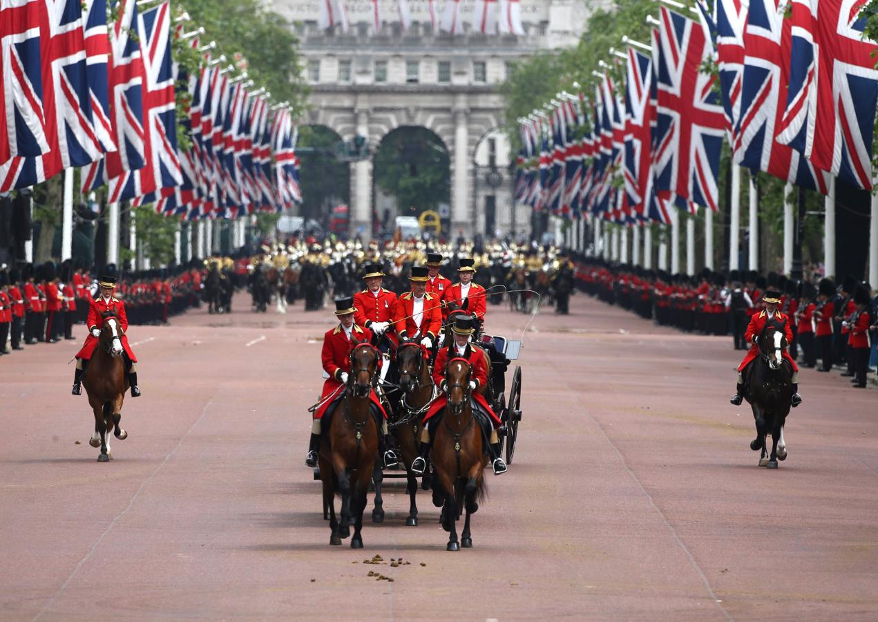 La Reina ha recorrido la avenida The Mall desde el palacio Buckingham hasta Horse Guards Parade. 