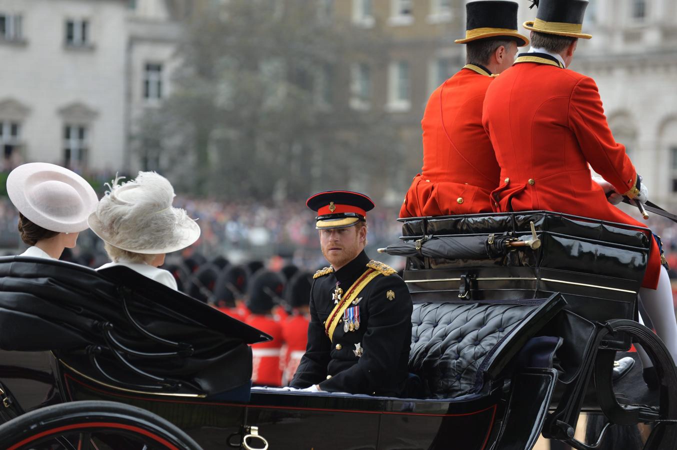 El príncipe Harry junto a la duquesa de Cornualles y la duquesa de Cambridge. 