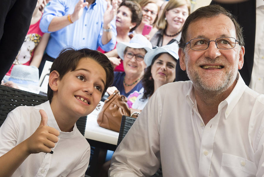 Mariano Rajoy, junto a Pablito. 