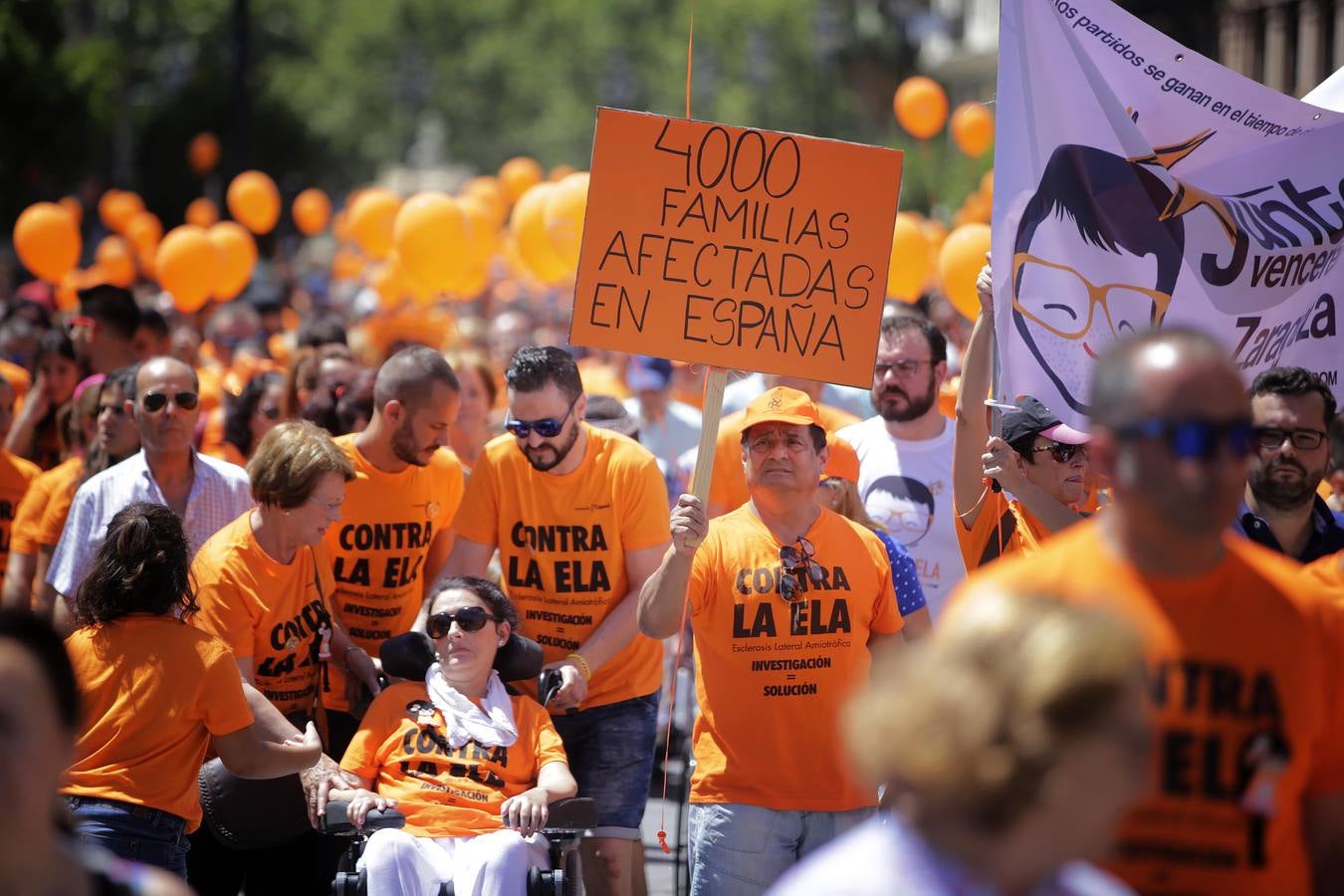 La marcha contra la ELA ha ido desde los Jardines de Murillo hasta la Plaza Nueva pasando por la calle San Fernando y la Avenida de la Constitución