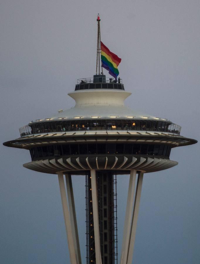 La bandera gay en lo más alto de la Space Needle, en Seattle. 