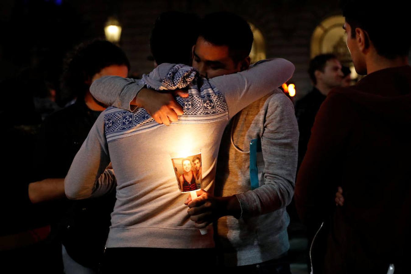 Varias personas se congregaron en los alrededores del bar gay Pulse, donde se perpetró el atentado. 