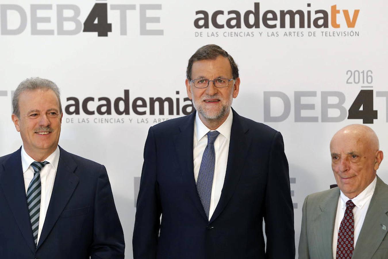 Mariano Rajoy (c), acompañado por el presidente de la Academia de la Televisión, Manuel Campo Vidal (i), y el realizador Fernando Navarrete (d)