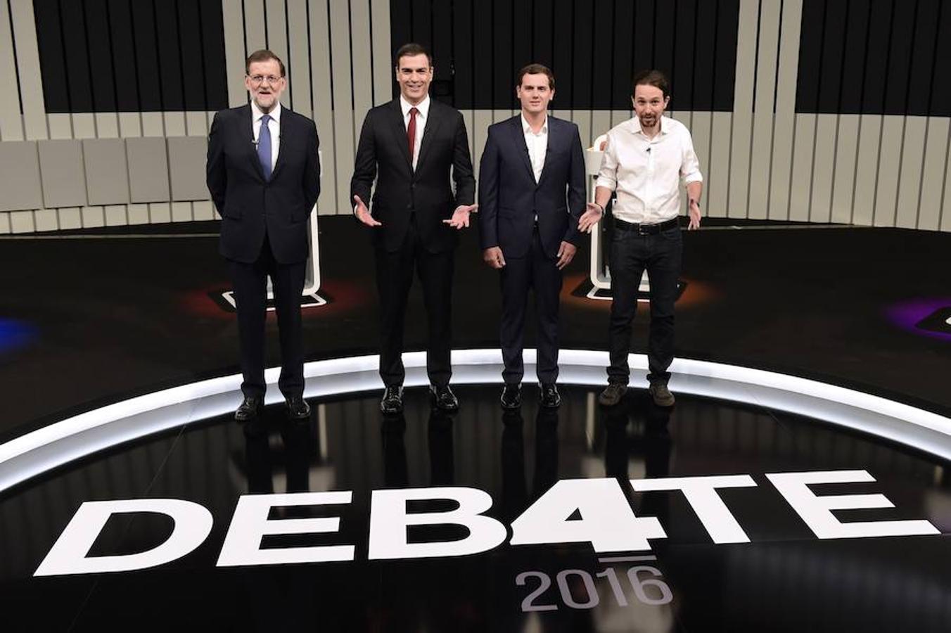 Los cuatro candidatos a la presidencia, momentos antes del comienzo del debate. 