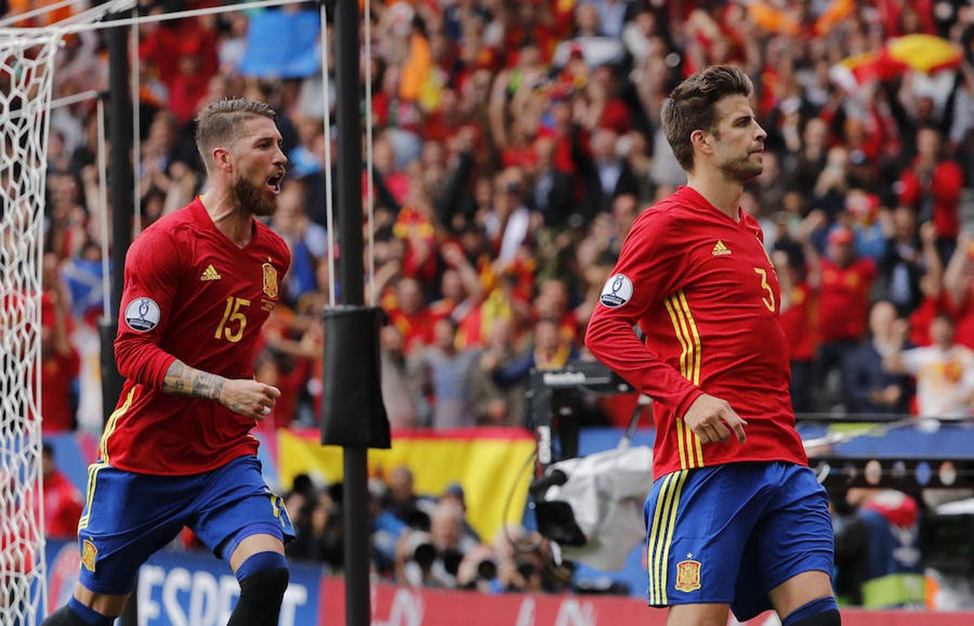 Piqué y Sergio Ramos celebran el gol que le dio el triunfo a España en el primer partido de la Eurocopa. 