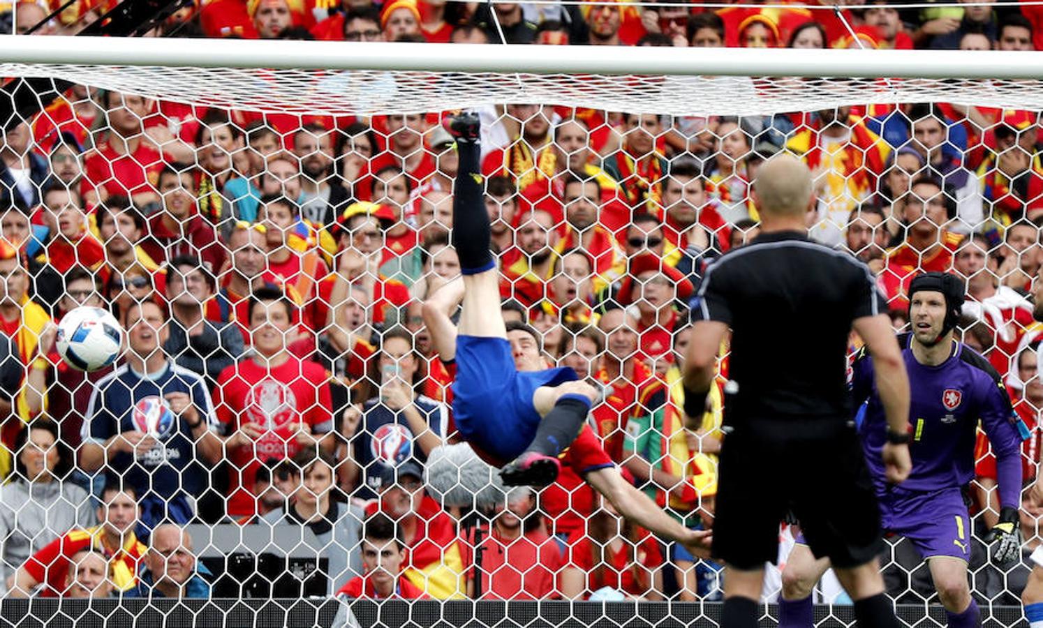 El delantero de la selección española Aritz Aduriz intenta una chilena ante Peter Cech. 