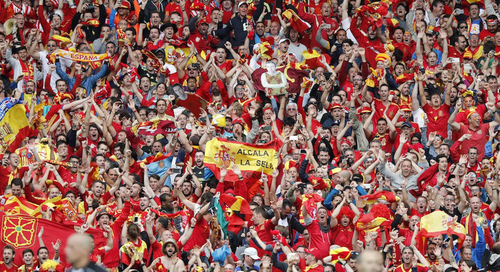 La afición española estalló de júbilo tras el gol de la selección. 