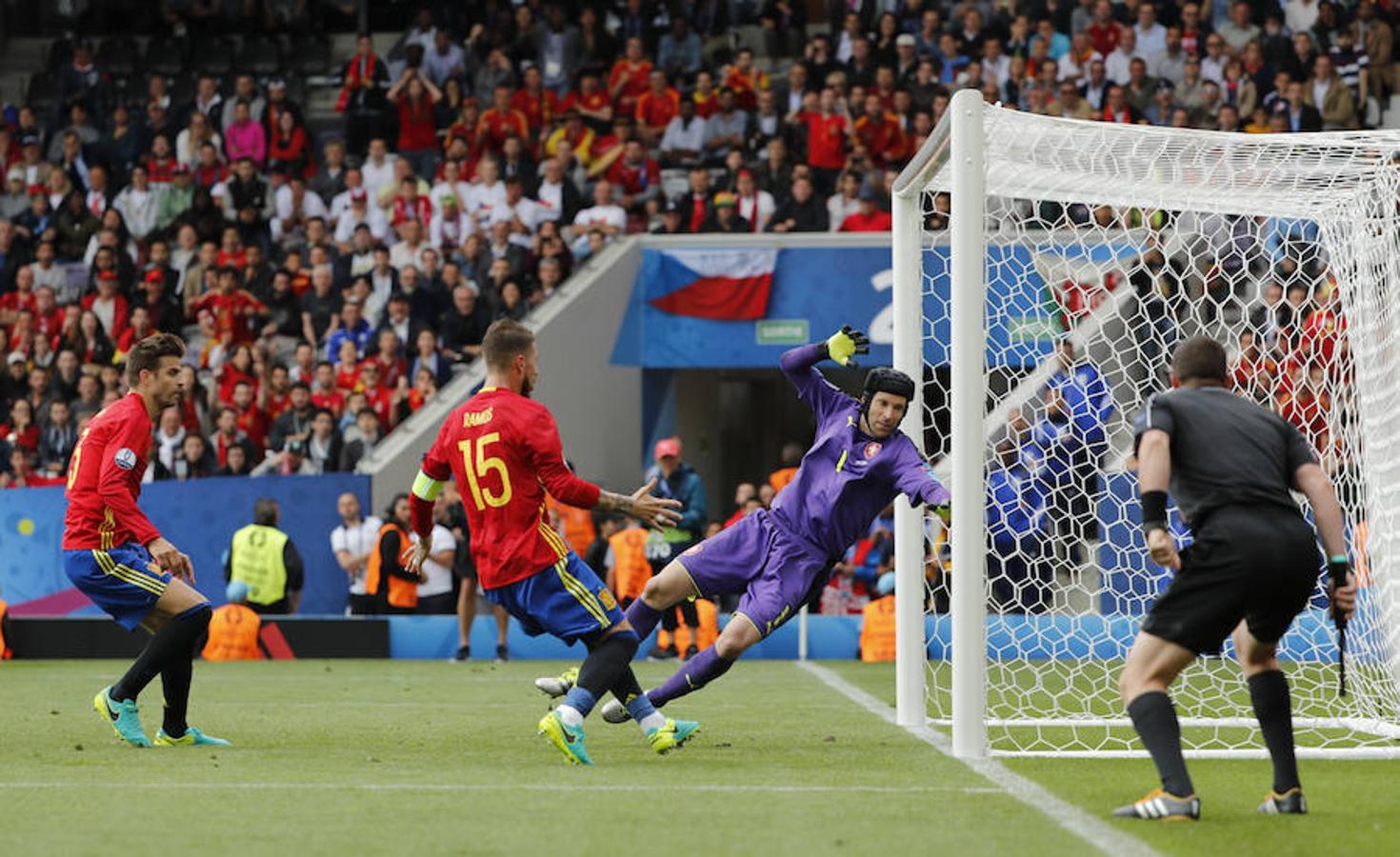 Cech no pudo hacer nada ante el cabezazo de Piqué, que remató un centro de Andrés Iniesta. 