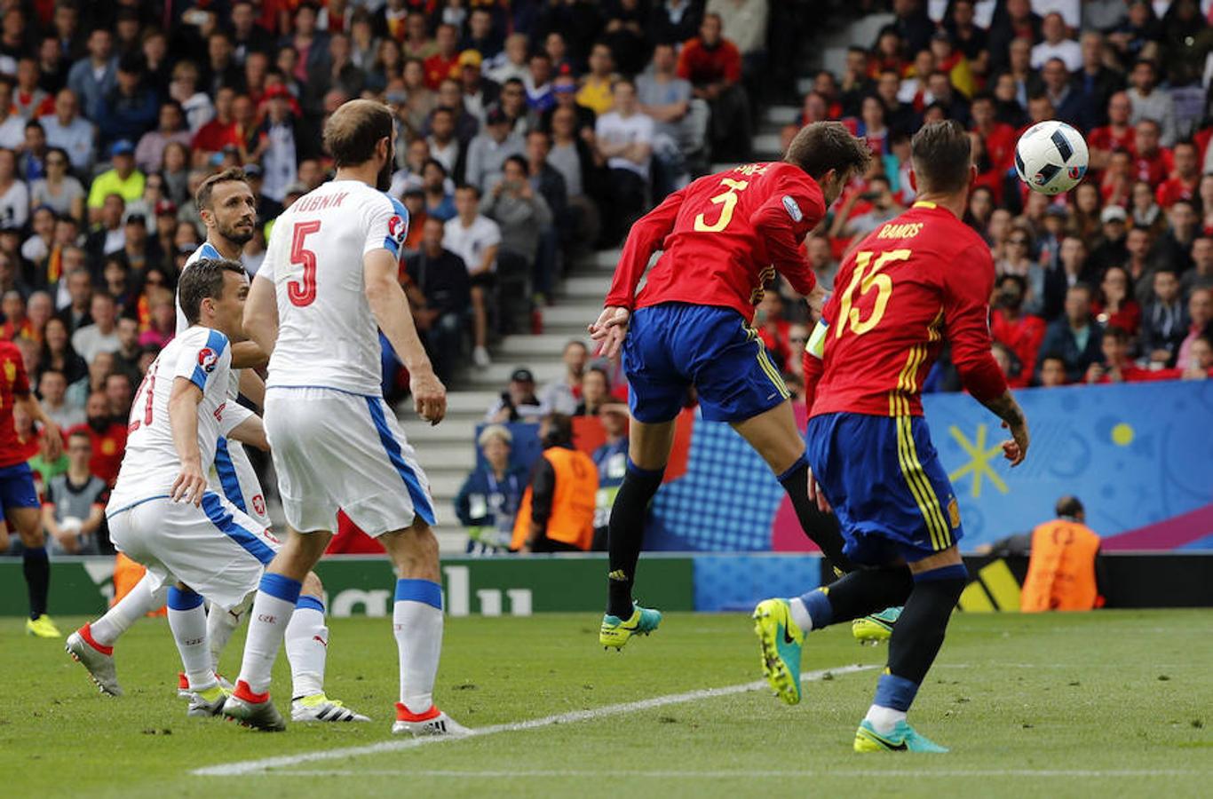 El defensa de la selección española Gerad Piqué (2d) remata de cabeza el primer y único gol del partido. 