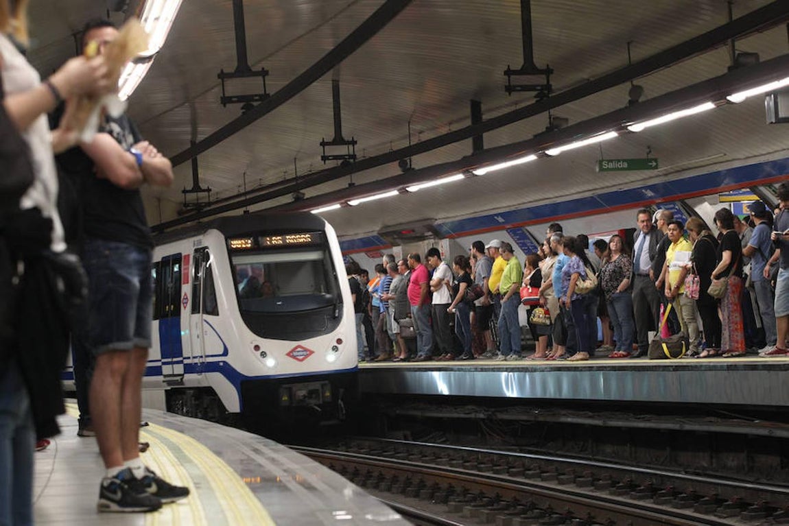 2. Andenes de la estación de Sol, en la línea 2, esta mañana