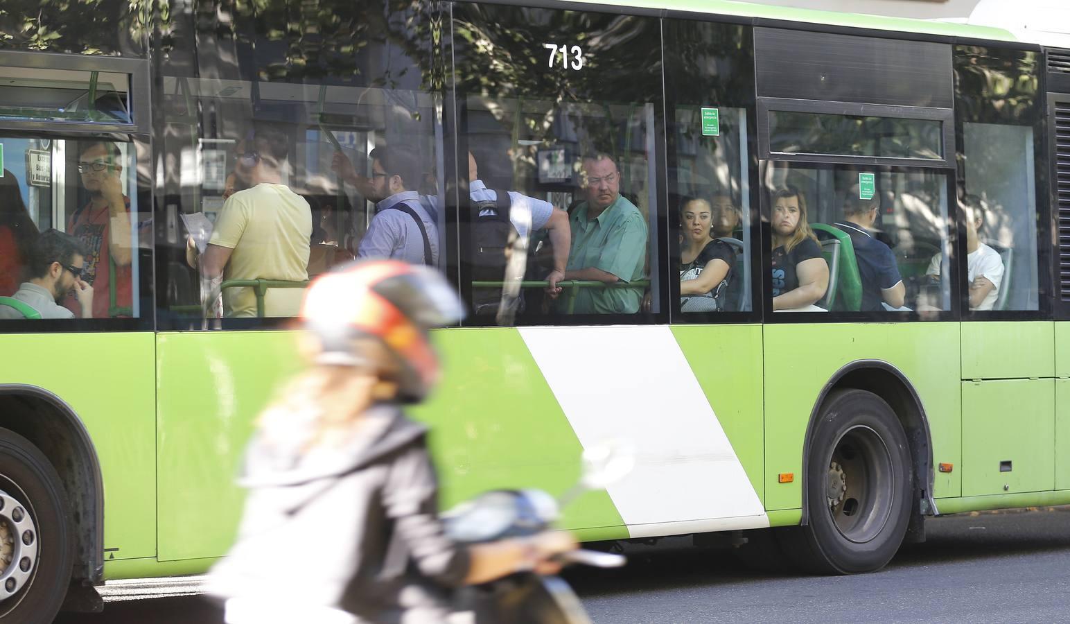 El primer día de huelga de Aucorsa, en imágenes