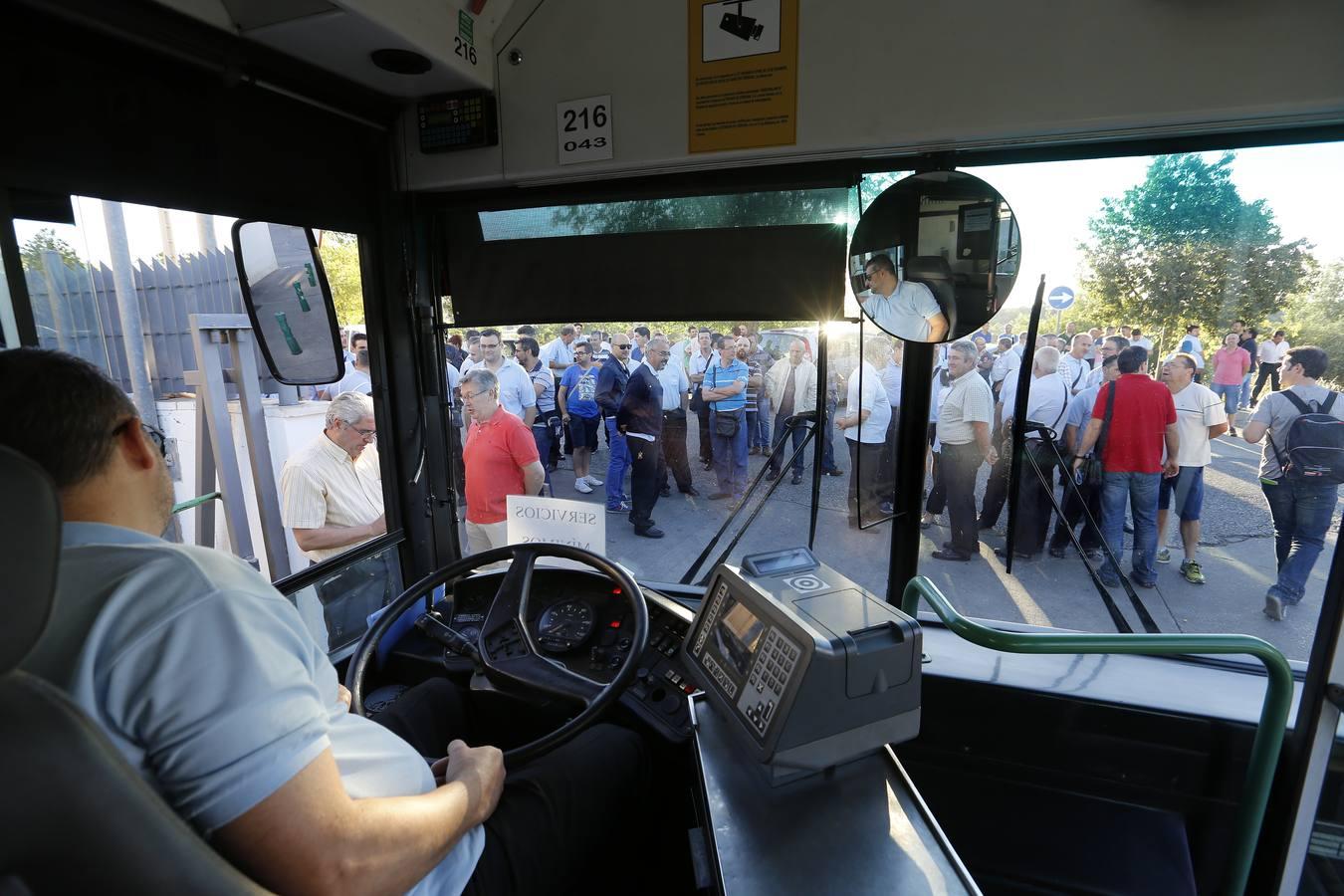 El primer día de huelga de Aucorsa, en imágenes