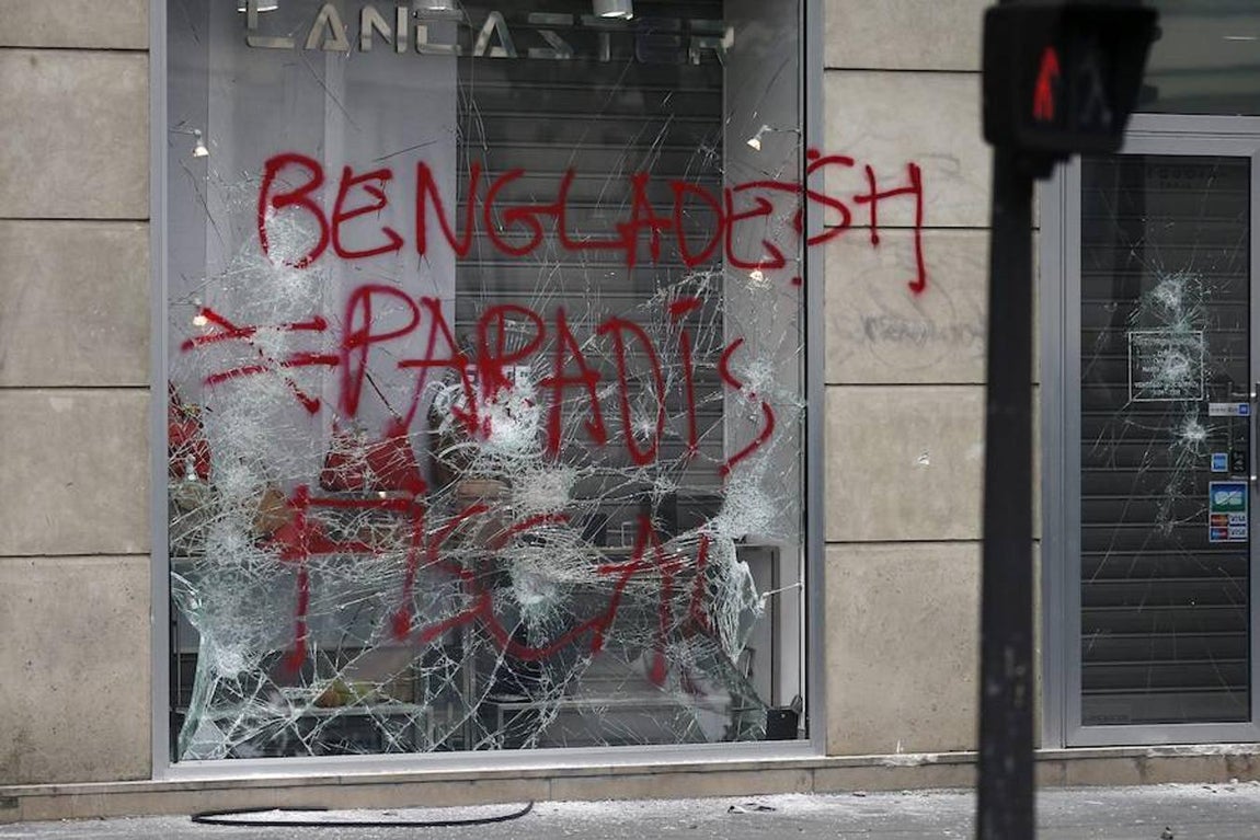 Pintadas sobre el cristal de un negocio que resulta perjudicado por la protesta. 