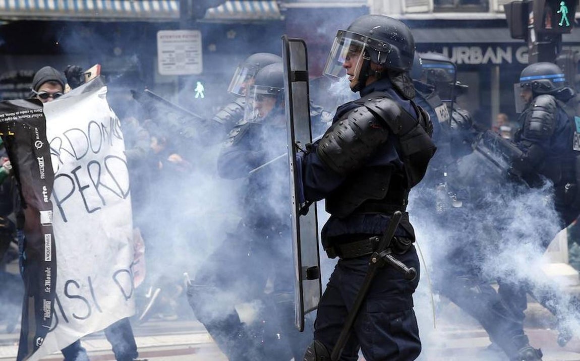 Los agentes policiales se enfrentan a los manifestantes. 