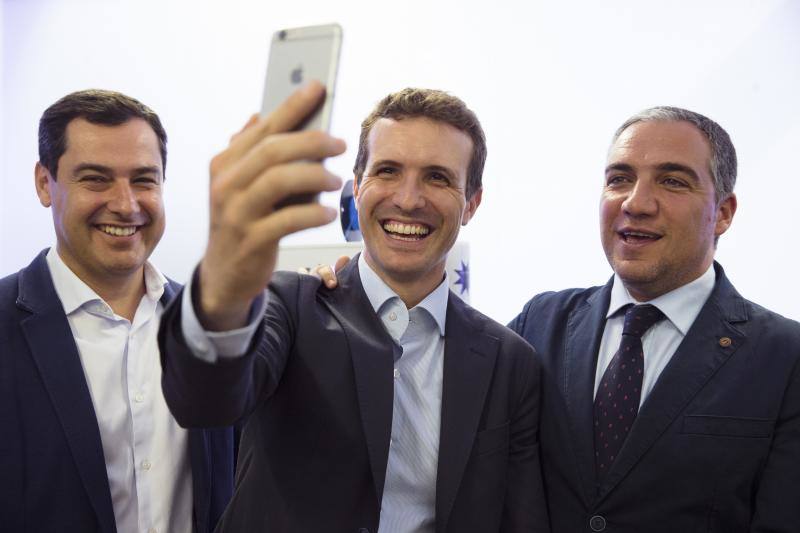 El vicesecretario de Comunicación y cabeza de lista al Congreso de los Diputados por Ávila, Pablo Casado (c), junto al presidente del PP-A, Juanma Moreno(i) y el presidente de la Diputación de Málaga, Elías Bendodo (d), durante su visita al Centro Demostrador Smart City, en Málaga