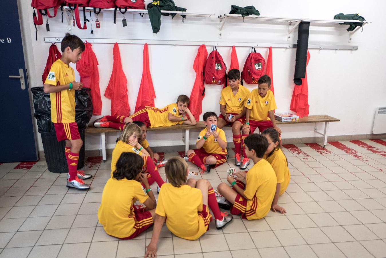 Los pequeños se lo pasaron en grande jugando en los vestuarios del estadio de Toulouse. 