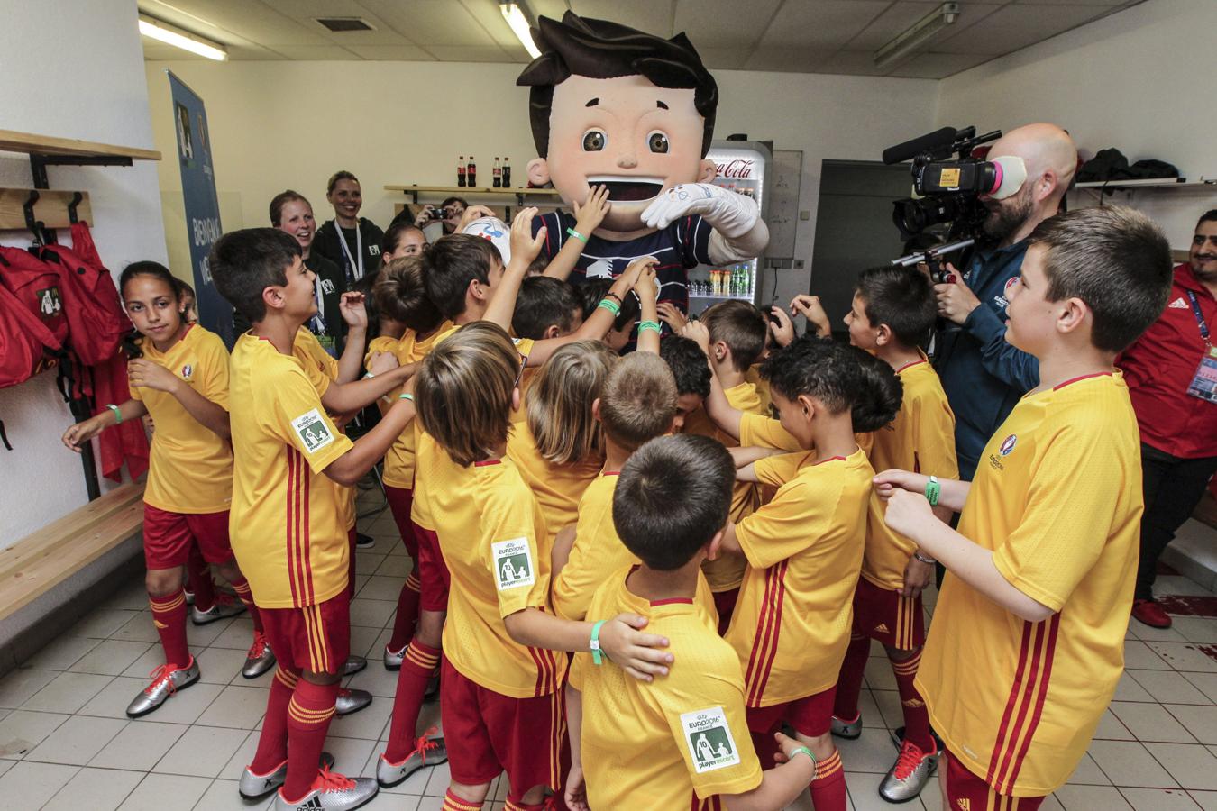 La mascota oficial de la Euro 2016 hizo las delicias de los «Players Escort» horas antes del España-República Checa. 