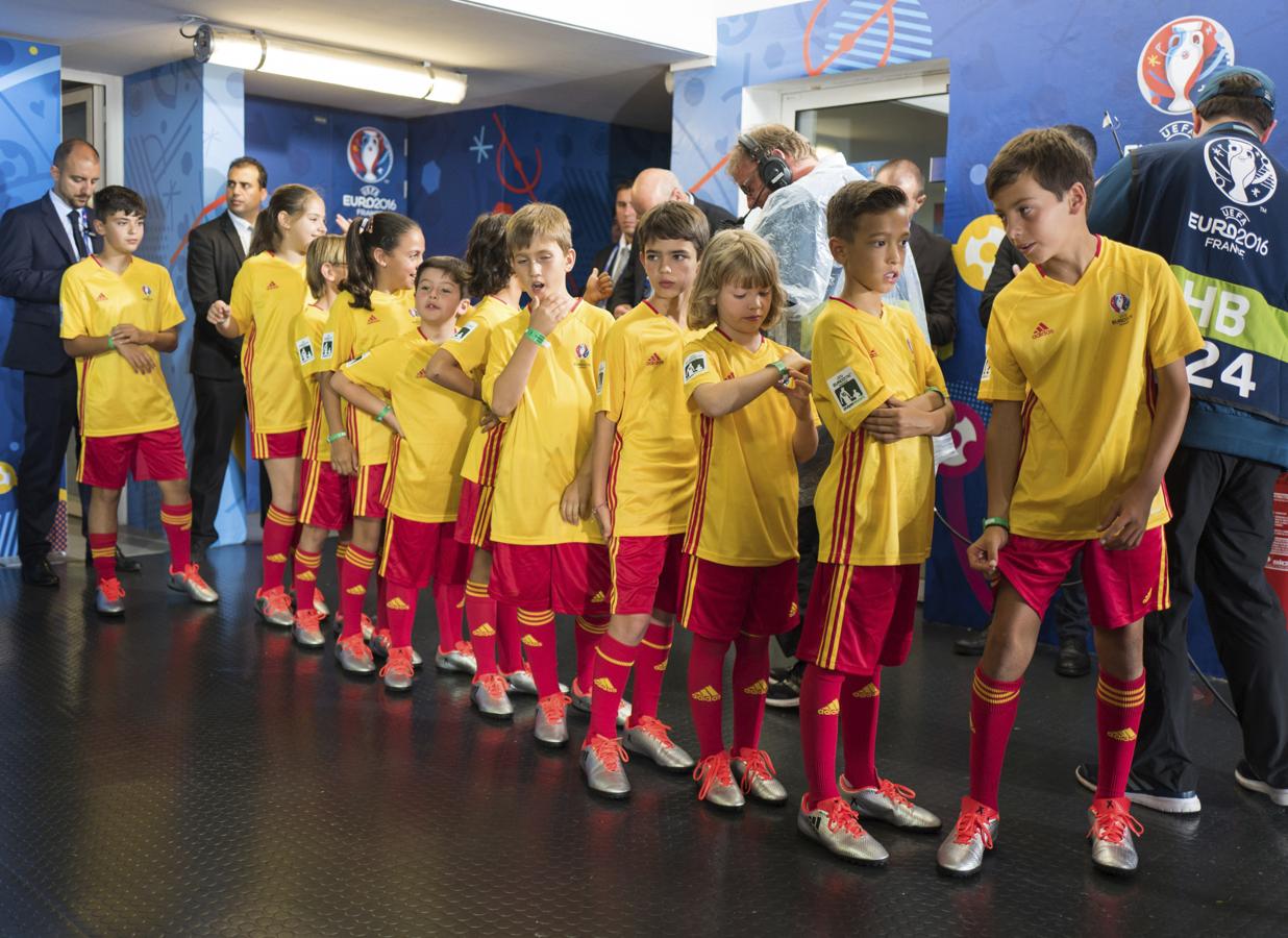 Los once niños esperan a los jugadores de la Selección para saltar al terreno de juego de la mano. 