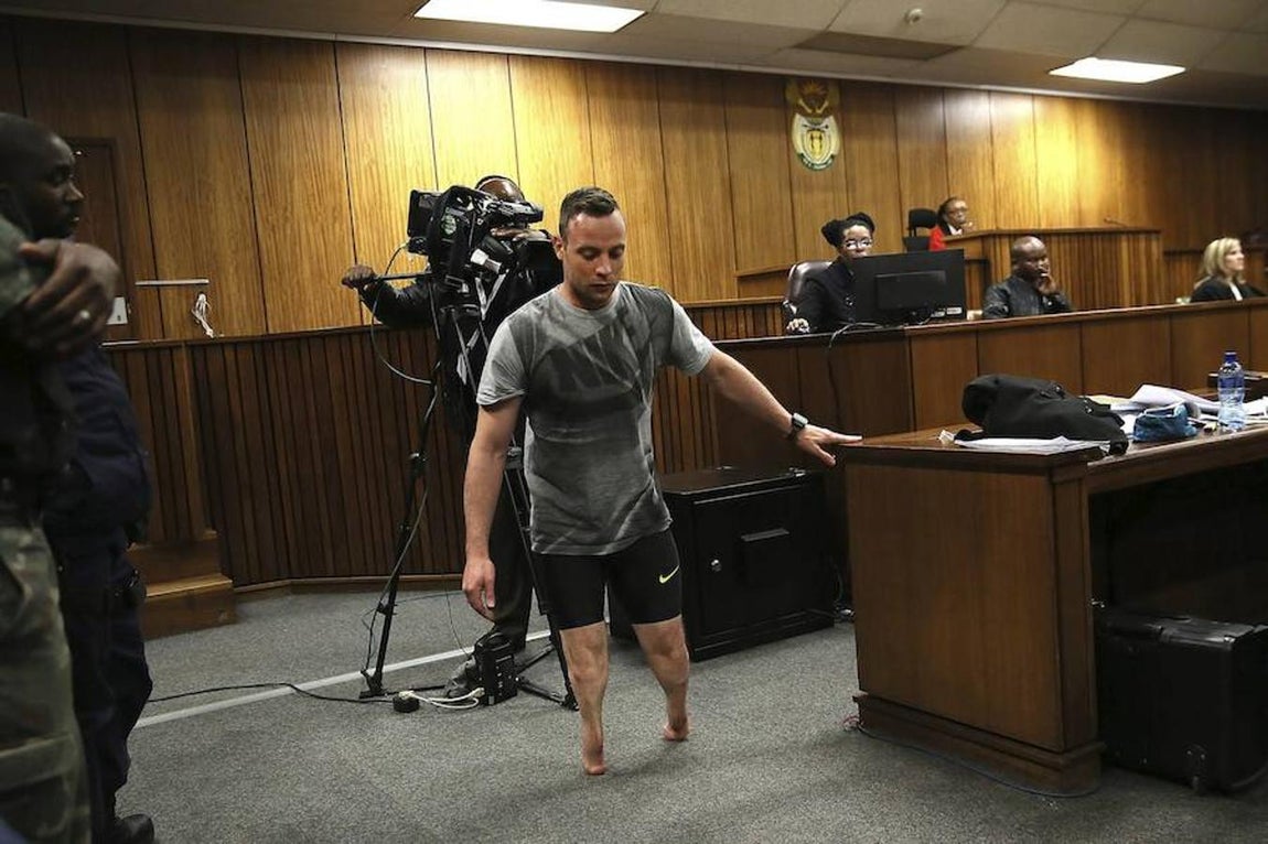 Pistorius regresó a su estrado sin ayuda de sus prótesis. EFE