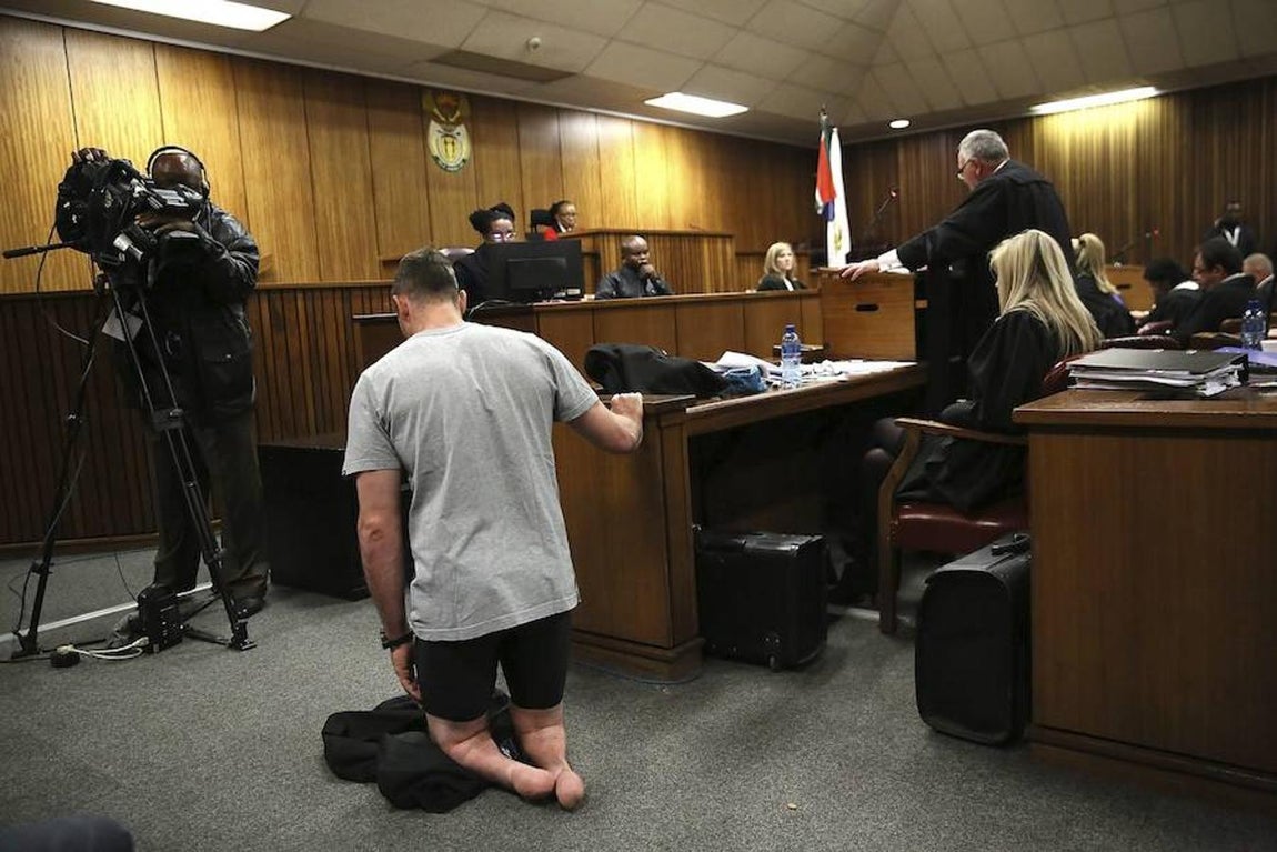 Las televisiones no perdieron de vista el trayecto de Pistorius para declarar. EFE