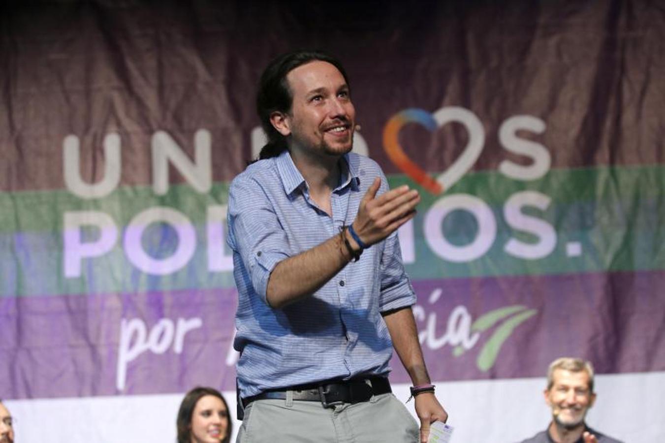 El candidato a la presidencia del Gobierno de Unidos Podemos, Pablo Iglesias, durante el acto electoral en el teatro Cervantes de Almeria.. 