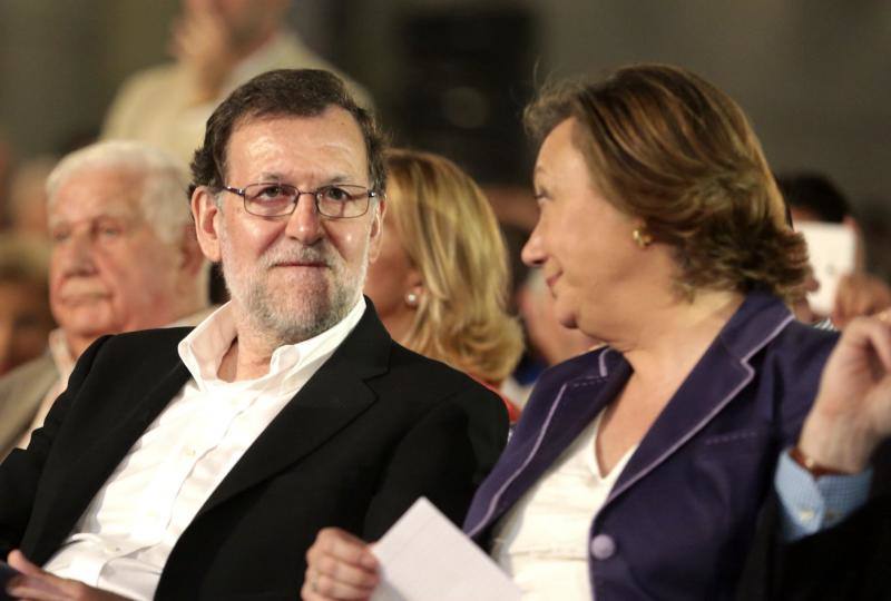 Mariano Rajoy, presidente nacional del PP y candidato a la Presidencia del Gobierno, conversa con Luisa Fernanda Rudi, presidenta del PP aragones, durante el mitin que ha ofrecido esta noche en Zaragoza. 