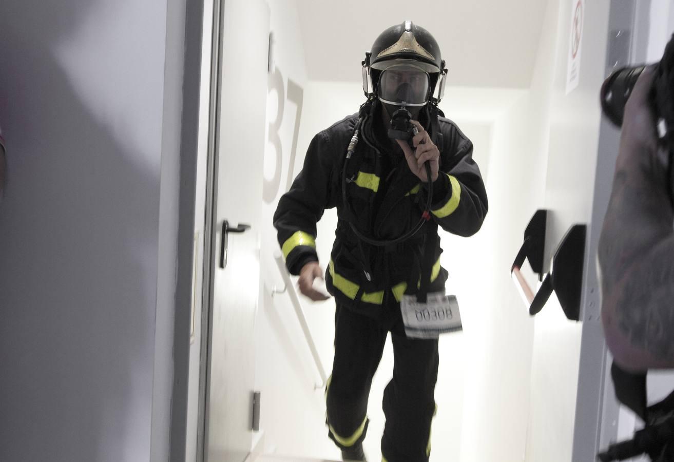 Una cronoescalada en Torre Sevilla pone a prueba a los bomberos europeos