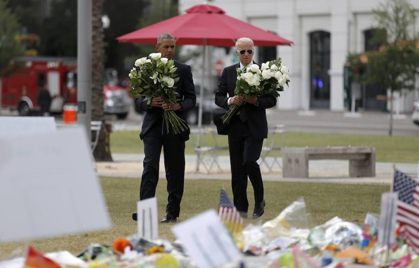 Momentos antes, Obama y Biden llevan flores al altar. 