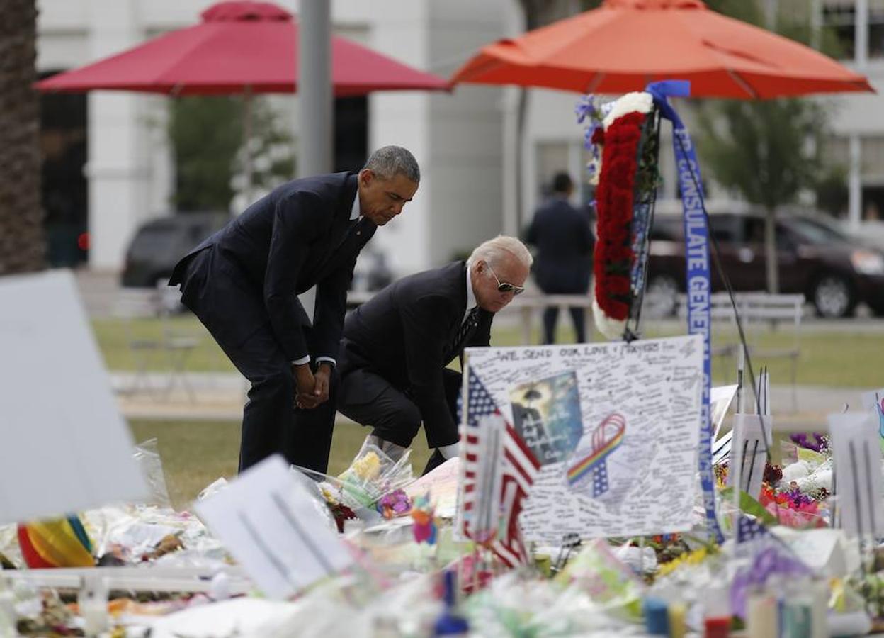 Momento en que depositan las flores Obama y Biden. 