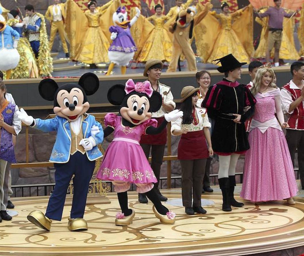 Mickey Mouse y Minnie durante la inauguración