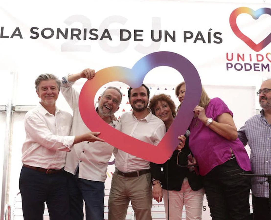 El candidato de Unidos Podemos Alberto Garzón interviene en un acto-rueda de prensa en Zaragoza