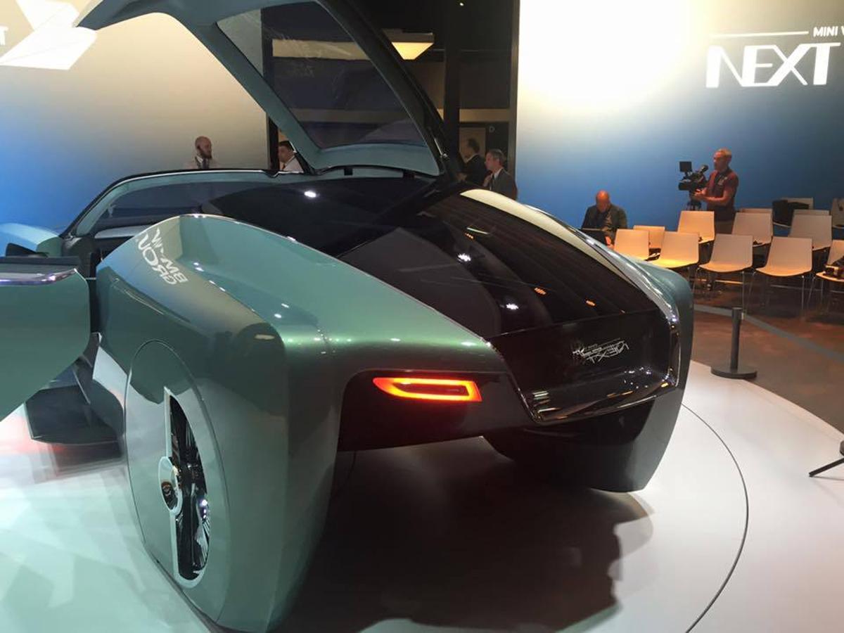 El Rolls-Royce VISION NEXT 100 nos ofrece una mirada al mundo del futuro dellujo automovilístico hecho a medida.