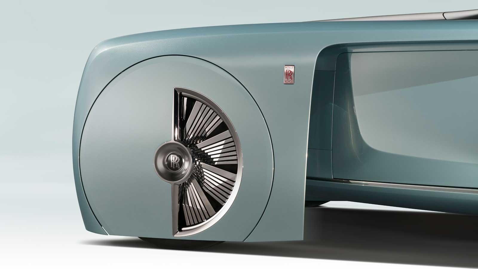 Vintage y futurista: las ruedas del Rolls NEXT 100 van semi carenadas
