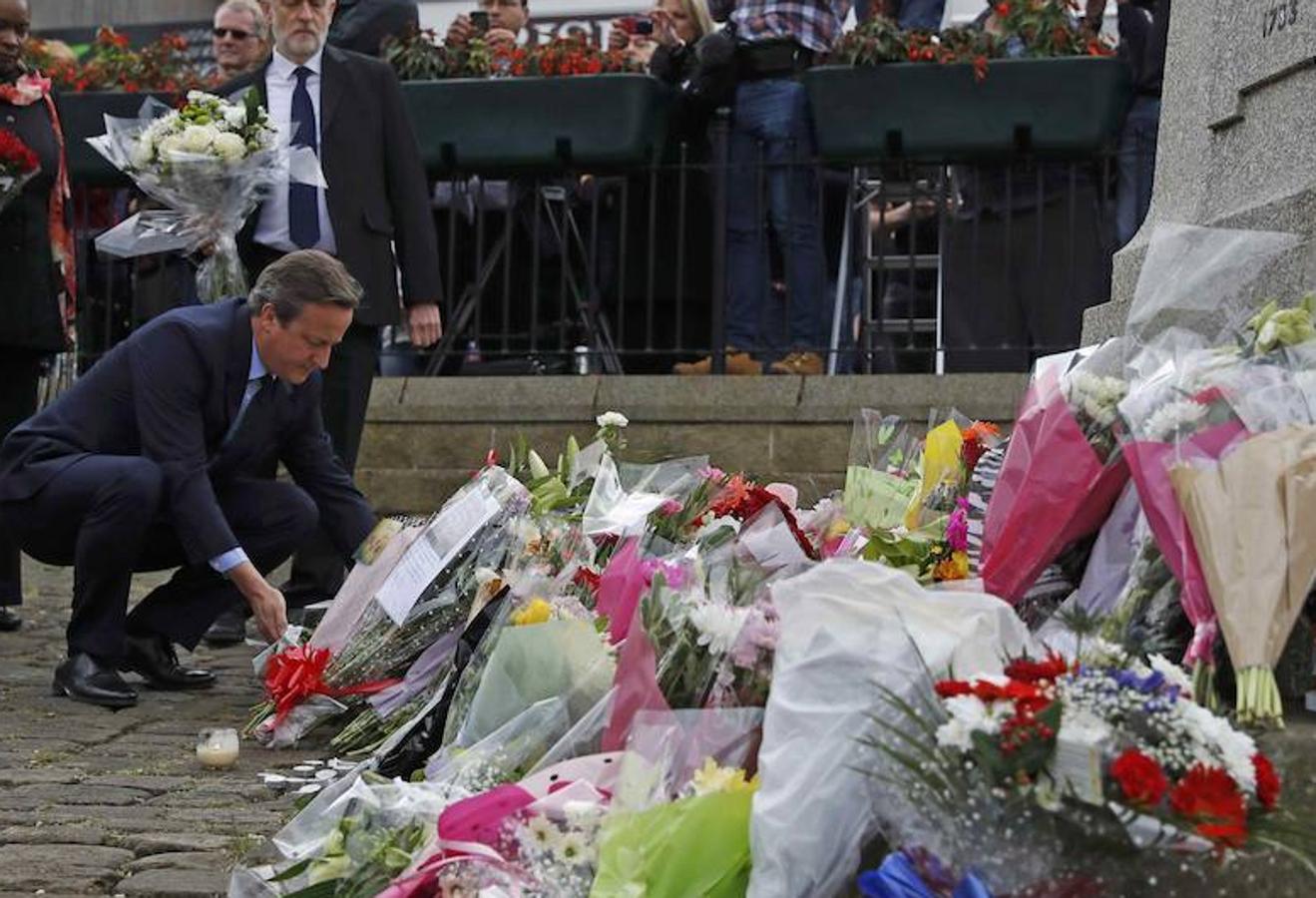 Cameron deposita una corona de flores en la calle Market de Birstall, donde murió Cox