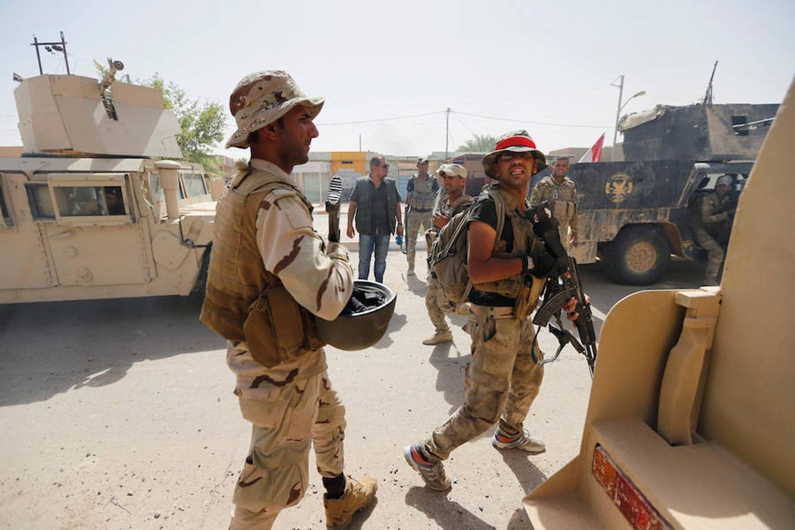 09. También aseguró que los equipos de artificieros han comenzado la retirada de minas y artefactos explosivos que los terroristas instalaron en algunas viviendas y edificios para que estallasen cuando entraran las fuerzas iraquíes.