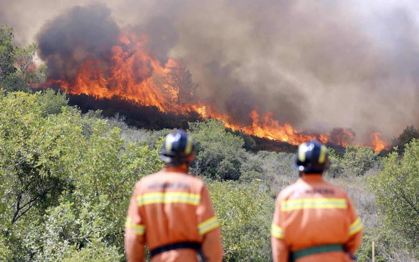 Tareas de extinción del incendio declarado en Bolbaite