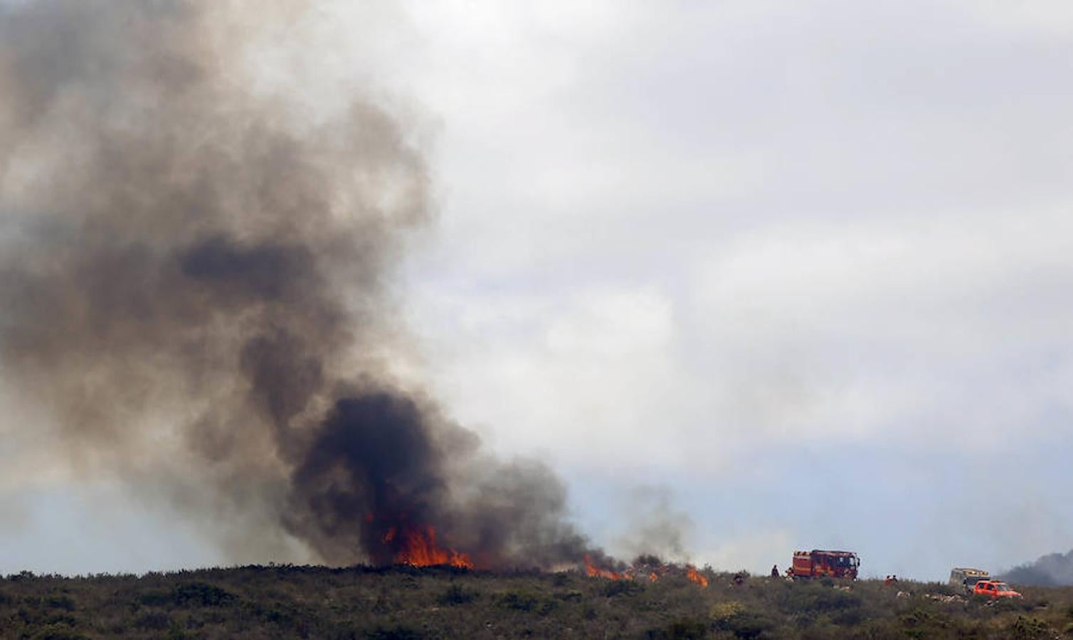 Tareas de extinción del incendio declarado en Bolbaite