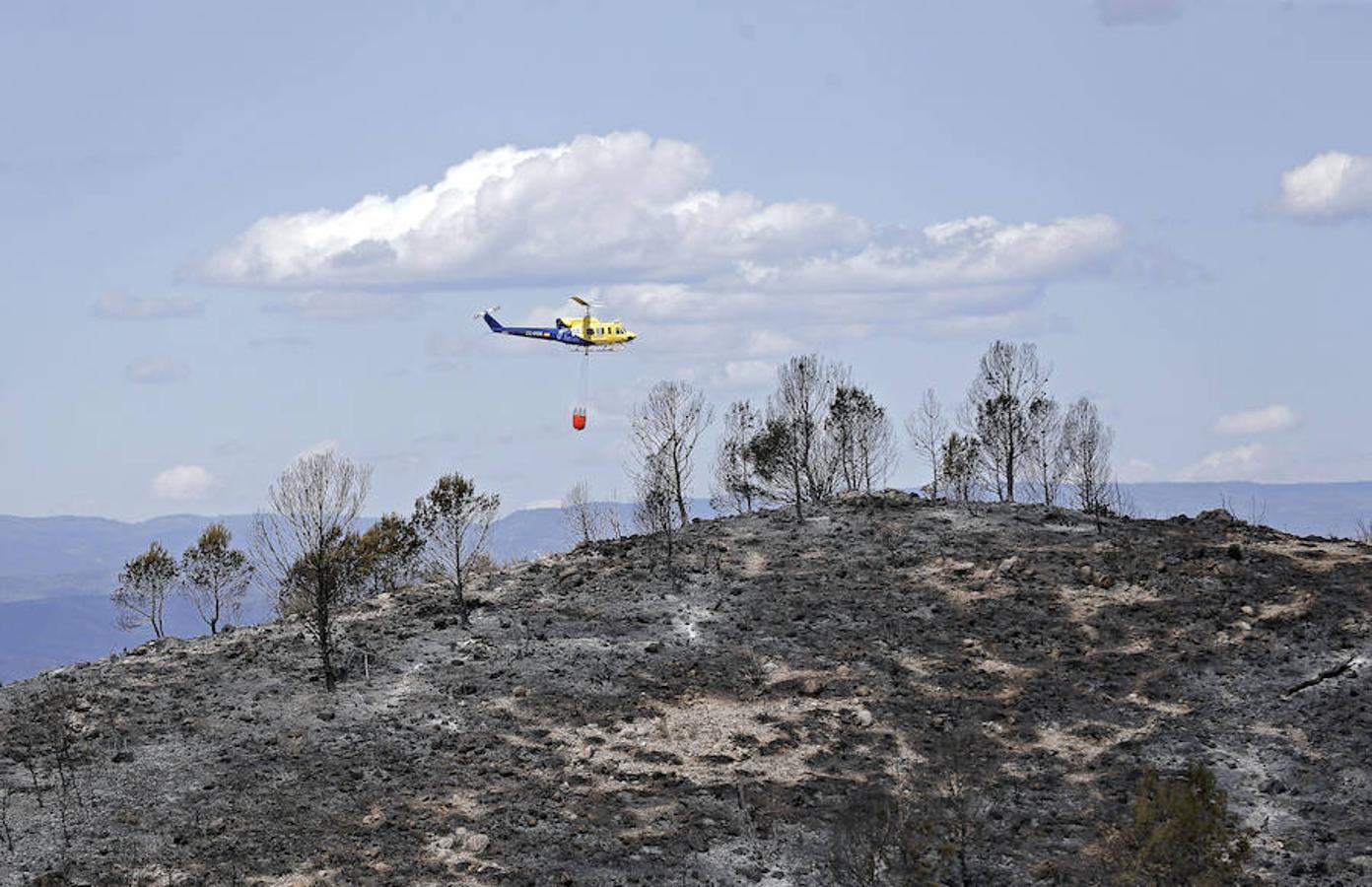 Los incendios forestales que afectan a los términos valencianos de Bolbaite y Carcaixent siguen activos