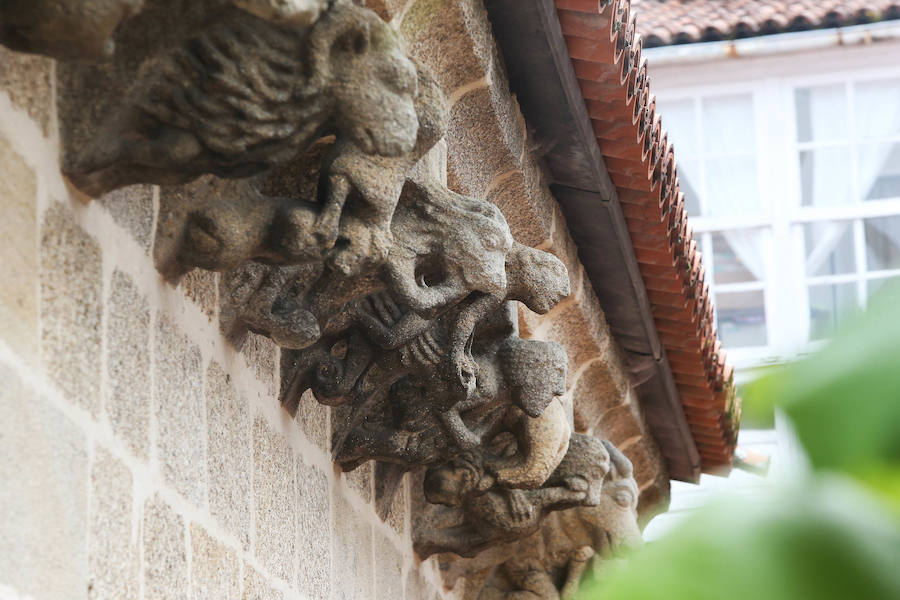 Los canecillos son únicos, comparables a los de la catedral. 