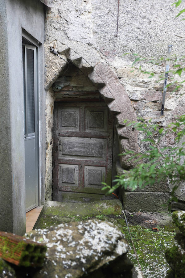 Un arco en el acceso al patio interior de una de las casas parroquiales. 