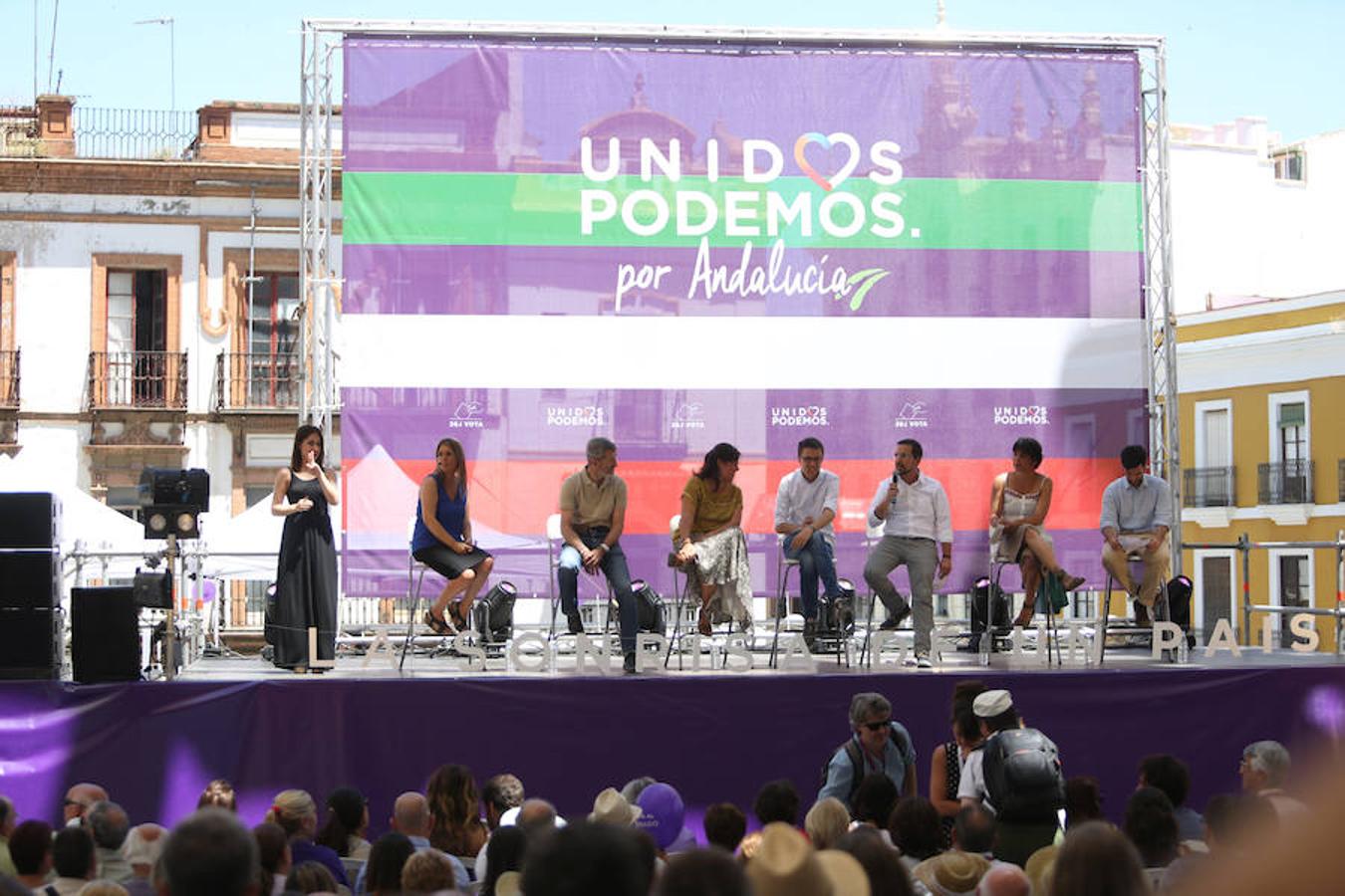 Íñigo Errejón y Teresa Rodríguez junto a otros miembros de Podemos durante el mitin celebrado esta mañana en Sevilla. 