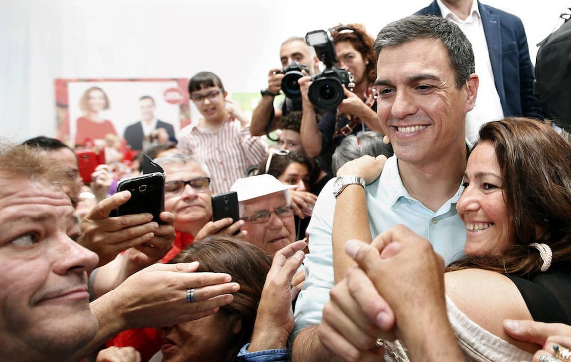 El secretario general del PSOE, Pedro Sánchez, se hace una fotografía con una simpatizante a su llegada al Hospitalet de Llobregat en Barcelona. 